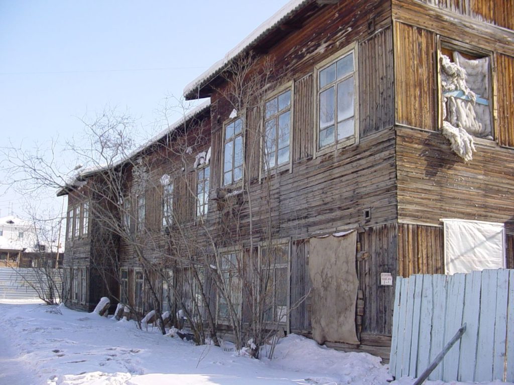 Ветхий деревянный дом в Якутске